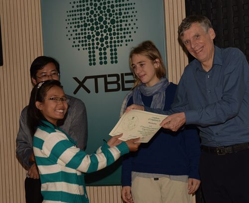 Richard T. Corlett为缅甸学员Win Win Nwe颁发证书 .jpg